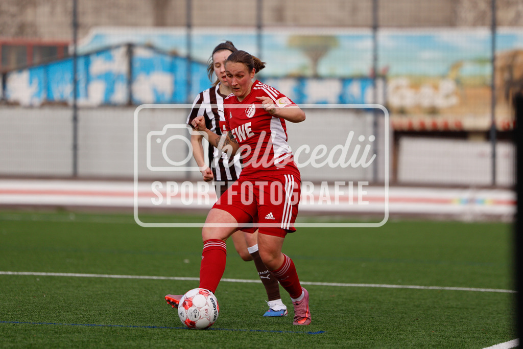Fußball I Frauen I Saison 2025-2026 I Regionalliga Nord I 15. Spieltag I St. Pauli - SpVg Aurich-42 | Angelina-Michelle Wunder (41, SpVg Aurich) passt den Ball - Realisiert mit Pictrs.com