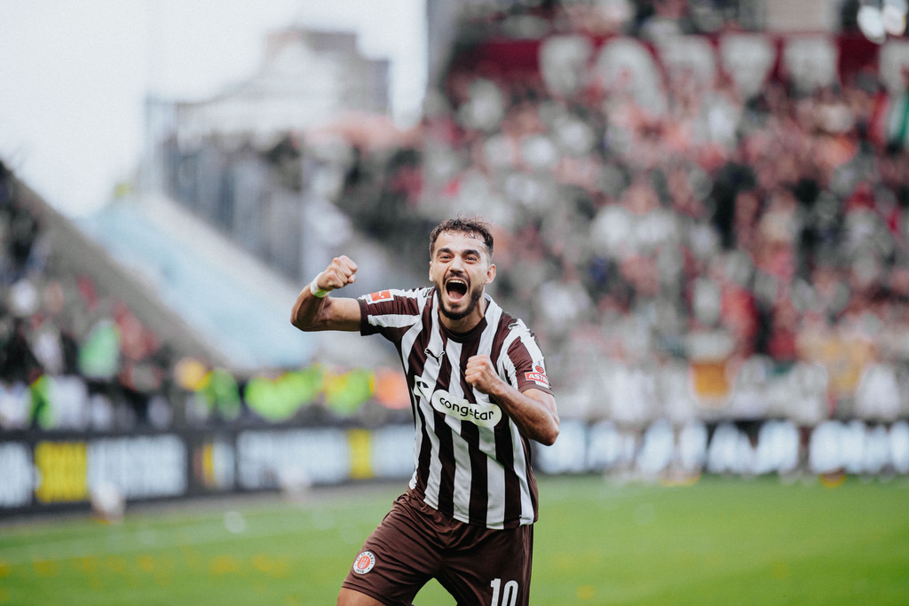IMG_9321 | Der offizielle Shop für FC St. Pauli Fotos. Wähle aus Spielszenen & Fanmomenten dein FCSP Wunschformat. Wir liefern Millerntor-Atmosphäre.