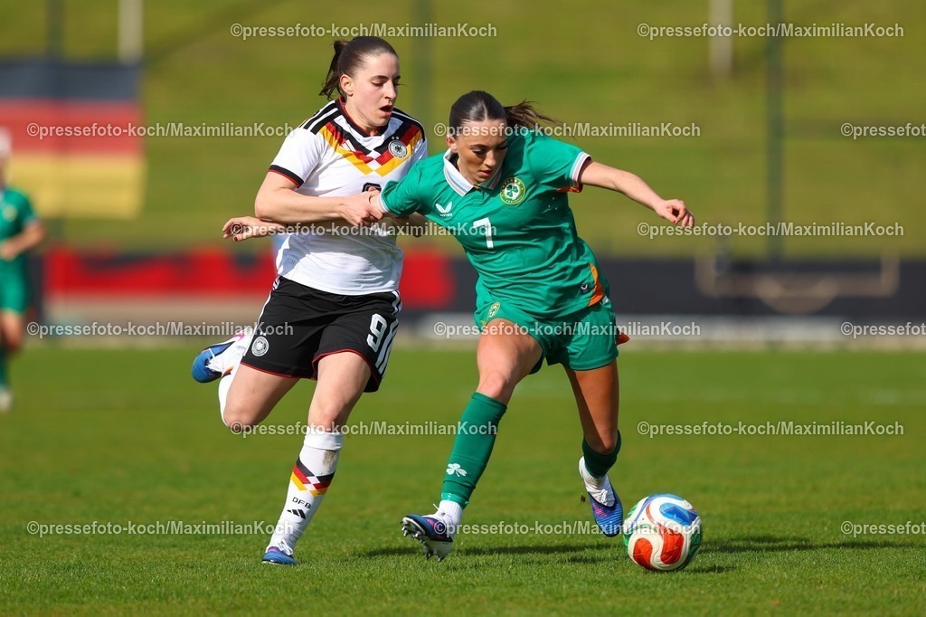 xKWIx10042601069 | 2026.04.10, xkwix, Fußball, UEFA Women's UNDER 19 Championship qualification, Republic of Ireland - Germany, Uhlenkrugstadion, Runde 2 1.Spieltag, Saison 2025 / 2026: Lotta Wrede(Deutschland U19 Frauen #8) im Zweikampf gegen Ella Kelly (Irland U19 Frauen #7) DFB regulations prohibit any use of photographs as image sequences and or quasi-video. Photo: xKamilxWilkowskixPressefotoKochx