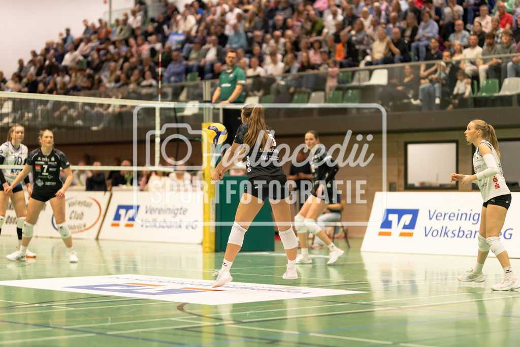 Volleyball I Frauen I Saison 2025-2026 I 2. Bundesliga I VC Osnabrück - SCU Emlichheim-84 | Lona Volkers (15, SCU Emlichheim) - Realisiert mit Pictrs.com