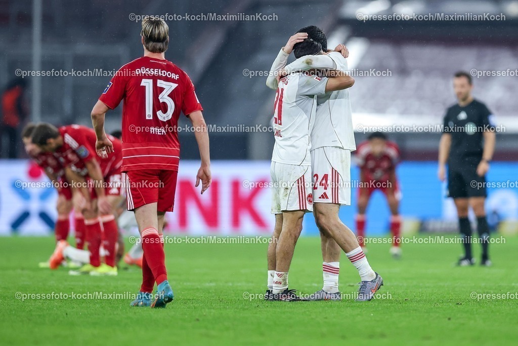 F9503102501337 | 03.10.2025, Fußball, Fortuna Düsseldorf - 1.FC Nürnberg, 2. Fußball Bundesliga, Merkur Spiel-Arena, Saison 2025 2026: Freude bei Nürnbergs Spielern nach dem 3:2 Sieg.  Berkay Yilmaz (1FC Nuernberg #21) und Luka Lochoshvili (1FC Nuernberg #24) liegen sich neben dem Enttäuschten Cedric Itten (Fortuna Düsseldorf #13) in den ArmenDFB regulations prohibit any use of photographs as image sequences and or quasi-video.