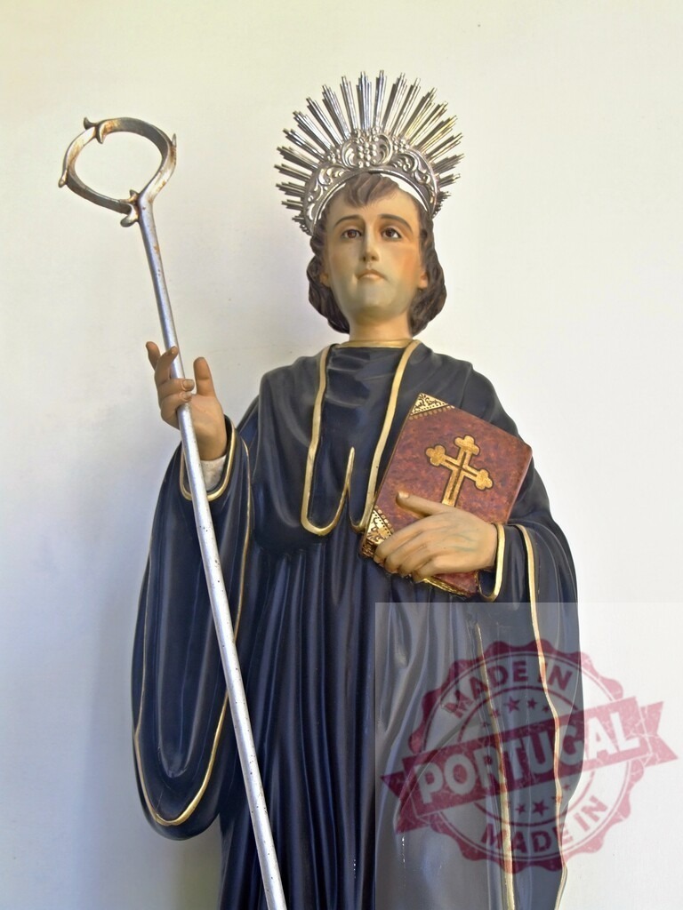 Statue of Saint holding a pastoral staff and a Holy Bible | Antique statue of a Saint wearing a liturgical vestment, holding a pastoral staff and a Holy Bible - Realisiert mit Pictrs.com