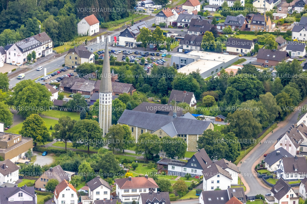 Warstein240713674Belecke | Luftbild, spitzer alleinstehender Kirchturm der kath. Heilig-Kreuz-Kirche, Wohngebiet, Belecke, Warstein, Sauerland, Nordrhein-Westfalen, Deutschland
