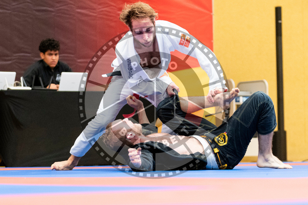 20231118PBB11376 | Fighters compete during the AJP Tour 600 Frankfurt Championship in Frankfurt/Main, Germany, on November 18, 2023.