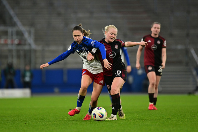 Fußball I Frauen I Saison 2025-2026 I Bundesliga I 10. Spieltag I Hamburger SV - 1. FC Nürnberg I 48773 | Maria Mikolajova (27, Hamburger SV) Aleigh Gambone (16, 1. FC Nürnberg) - Realisiert mit Pictrs.com