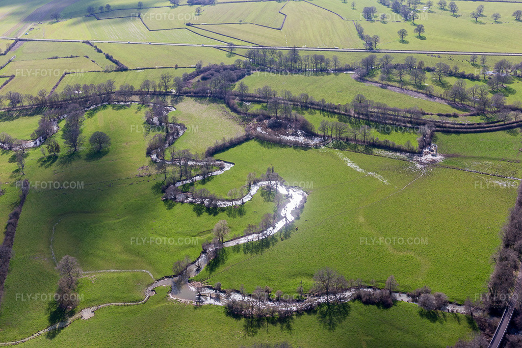Aerial view: Meandering, serpentine curve of a stream/river in Sully in the state Saone et Loire, France. – Photo: IMG_105434.jpg taken on 04/01/2018 by Werner Riehm/FLY-FOTO.com – Resolution of the original: 5472 x 3648 px