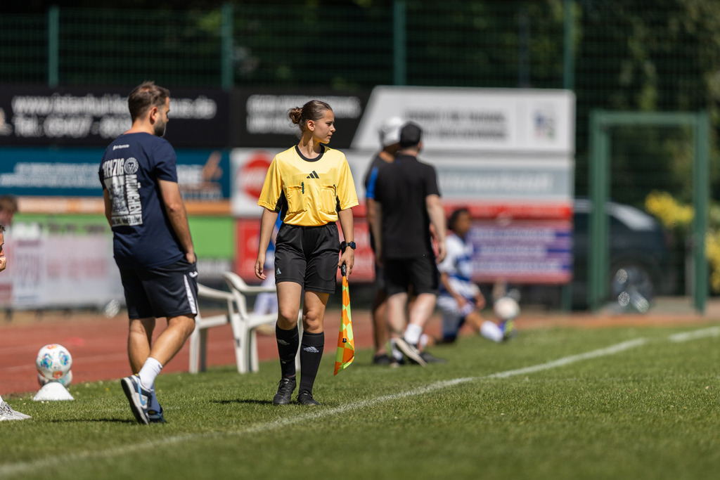 Fußball I Männer I 40. Pfingscup Hollage I 13330 | realhellocedii - Realisiert mit Pictrs.com
