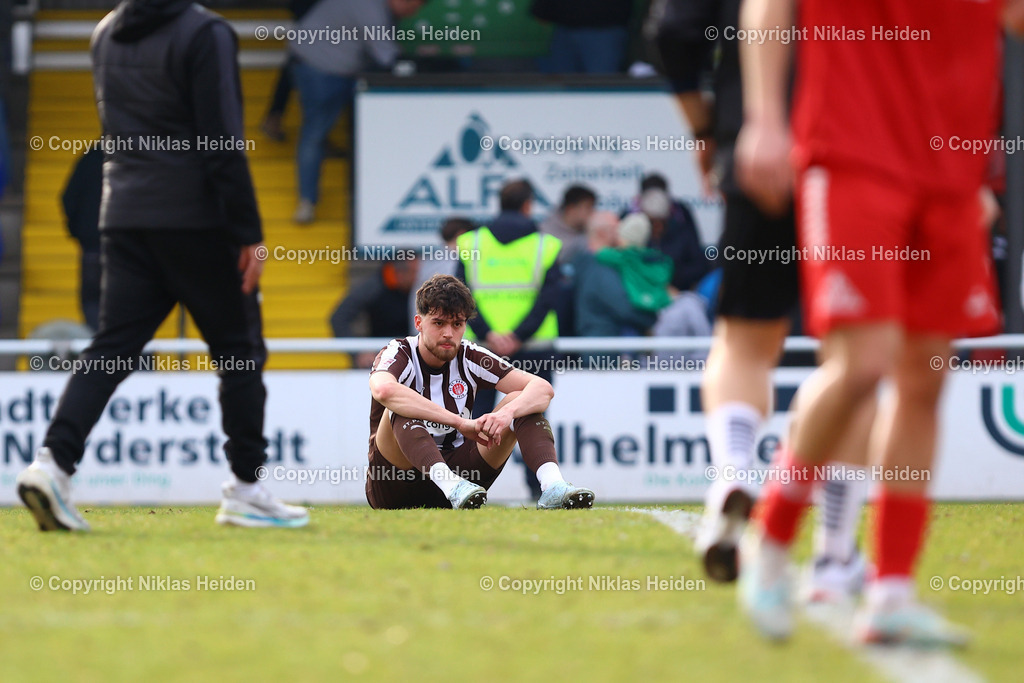 NH_FCEiintrachtNorderstedt_FCStPauliU23_RegionalligaNord_08032026 | #22 Rijad Smajic (FC St. Pauli U23) nach dem Abpfiff am Boden.Fußball I Herren I Regionalliga Nord I Saison 2025-2026 I 25. Spieltag I FC Eintracht Norderstedt - FC St. Pauli I 08.03.2026 I Edmund-Plambeck-Stadion