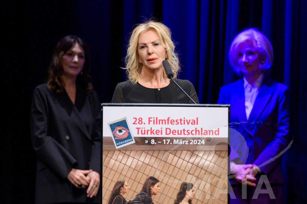 _DWA8259 | Hale Soygazi als Ehrenpreisträgerin 2024 bei der Eröffnung der 28. Film Festival Türkei Deutschland  am 08.3.2024  in Nürnberg - Realisiert mit Pictrs.com