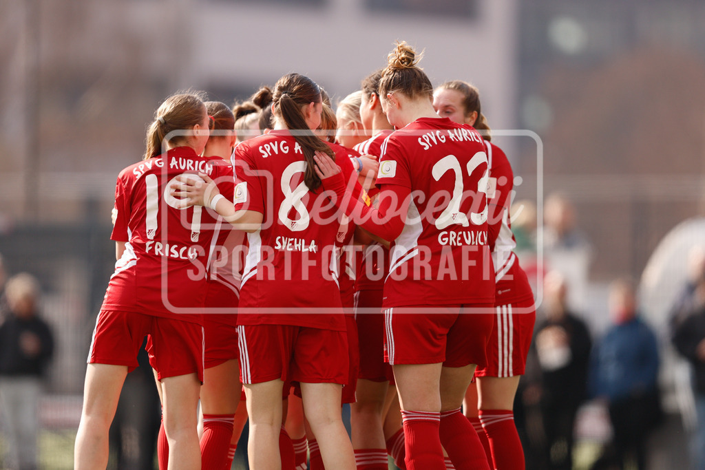 Fußball I Frauen I Saison 2025-2026 I Regionalliga Nord I 15. Spieltag I St. Pauli - SpVg Aurich-62 | Lara Frisch (19, SpVg Aurich) Milla Svehla (8, SpVg Aurich) Dorothea Elisabeth Greulich (23, SpVg Aurich) jubeln nach einem Tor. - Realisiert mit Pictrs.com