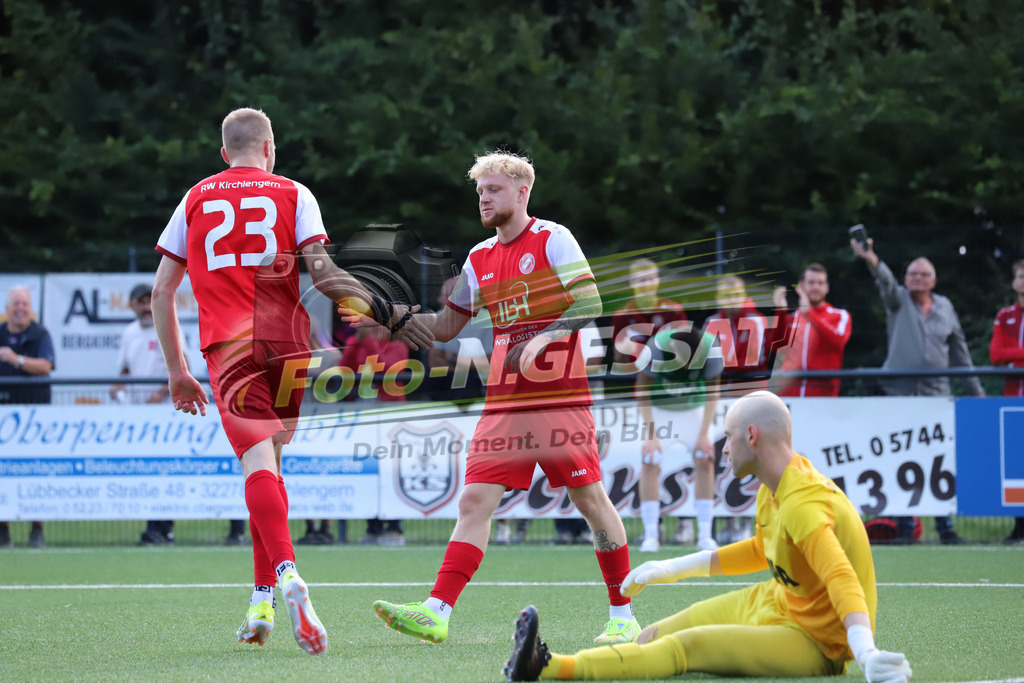 FC RW Kirchlengern - TuS Dornberg | Auf dem Bild zu sehen: rot FC RW Kirchlengern v.l.: Lennard Wüllner, Jan Luka Kollmeier ; grün TuS Dornberg: Joschka LeierFC RW Kirchlengern, TuS Dornberg, Saison 25/26, Landesliga, Kirchlengern, Deutschland - Realisiert mit Pictrs.com