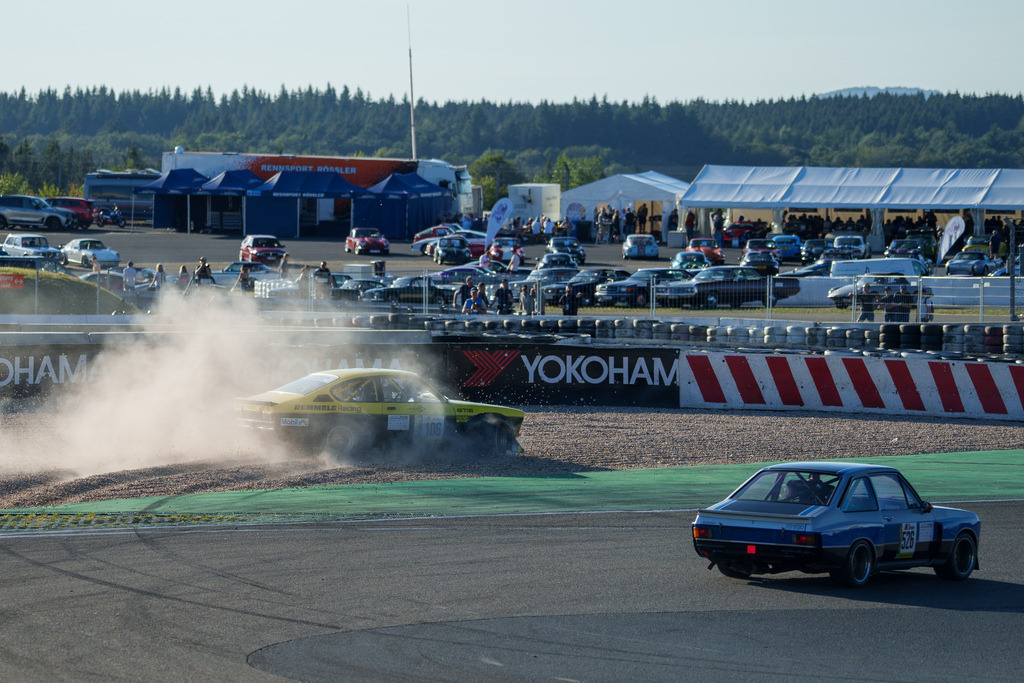 Belmot Oldtimer Grand Prix 2024 | 10.08.2024 Belmot Oldtimer Grand Prix 2024, Nürburgring,Deutschland, Bild: #106 auf Abwegen im Kiesbett, #576 Heinz Schmersal im Ford Escort MK2 RS - Realisiert mit Pictrs.com