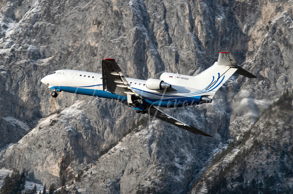 Yak 42 | Seltene Yak 42 vor der Martinswand