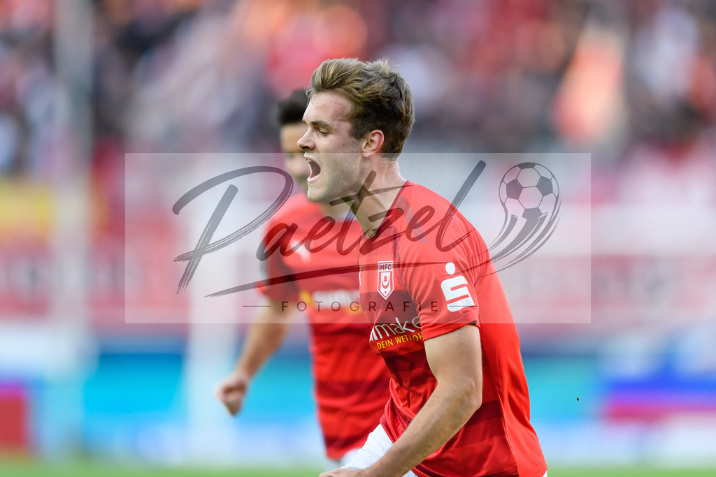 HFCFCK20210824_019 | Fussball, Herren: Tom Zimmerschied (Hallescher FC) Torjubel, jubelt nach seinem Treffer zum 1:0 beim Spiel der 3. Liga zwischen Hallescher FC und 1. FC Kaiserslautern im Leuna-Chemie-Stadion am 24.08.2021 in Halle (Saale), Deutschland. - Realisiert mit Pictrs.com