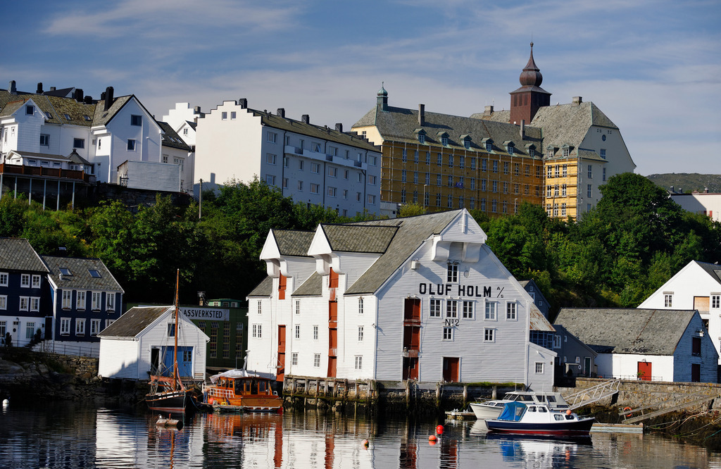 Hafen Alesund | Alesund, Norwegen - July 16, 2011: Urlaubsreise in Norwegen; Hafen Alesund - Realisiert mit Pictrs.com