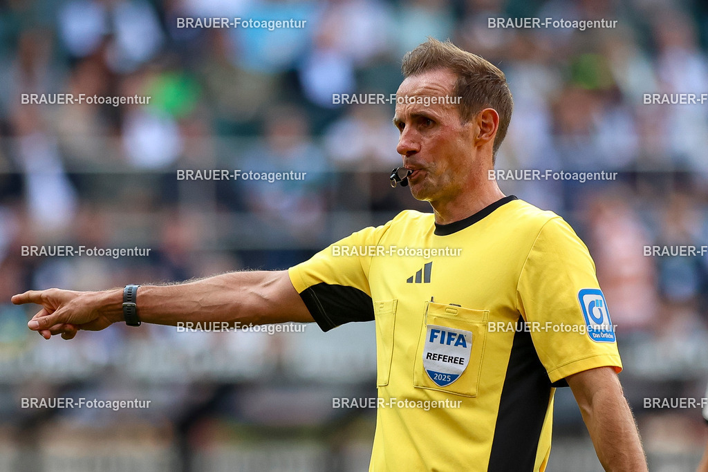 Borussia Mönchengladbach vs Hamburger SV - Bundesliga  | Mönchengladbach, Deutschland, 24.08.25:   Schiedsrichter Sascha Stegemann gestikuliert, Gestik waehrend des Spiels der Bundesliga zwischen Borussia Mönchengladbach vs Hamburger SV im Stadion im Borussia Park(Foto von Brauer-Fotoagentur / Adrian Schlueter)