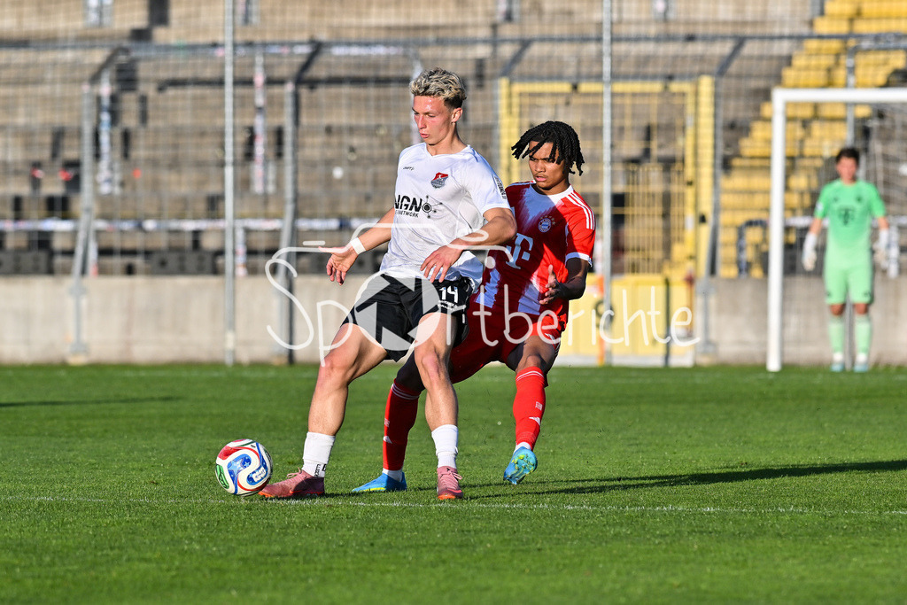 FC Bayern Amateure - TSV Aubstadt | MÜNCHEN, GERMANY - 24. APRIL: im Duell Radzvion HUSHCHA (TSV Aubstadt 14) und Julien YANDA (FC Bayern München II 16) während dem Match zwischen den Amateuren des FC Bayern und dem TSV Aubstadt am 31. Spieltag der Regionalliga Bayern im Grünwalder Stadion