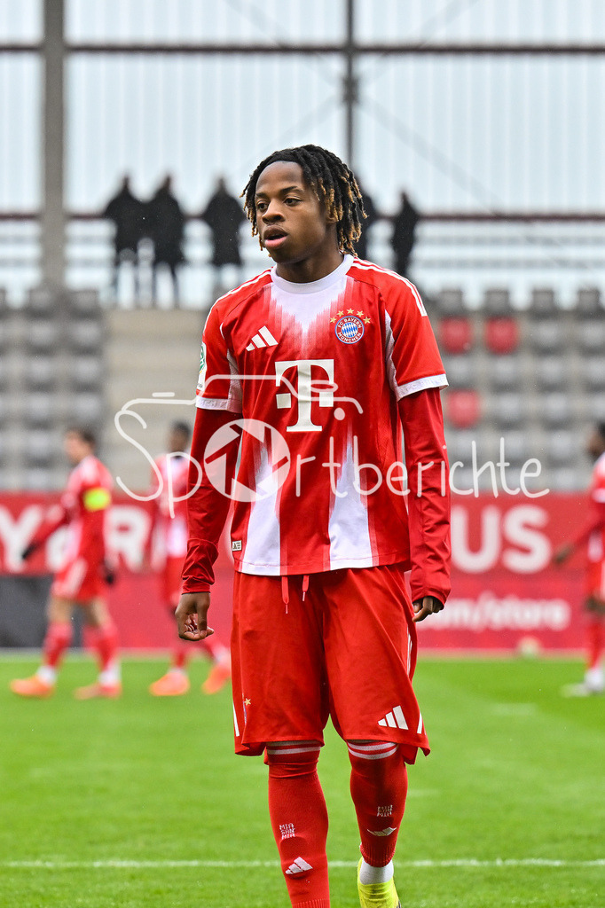 FC Bayern München - Hannover 96 | MUNICH, GERMANY - 15. FEBRUARY: im Bild Wisdom MIKE (FC Bayern München U19 11) während dem Spiel zwischen der U19 des FC Bayern München und der U19 von Hannover 96 am 2. Spieltag der Hauptrunde der U19-DFB-Nachwuchsliga am FC Bayern Campus