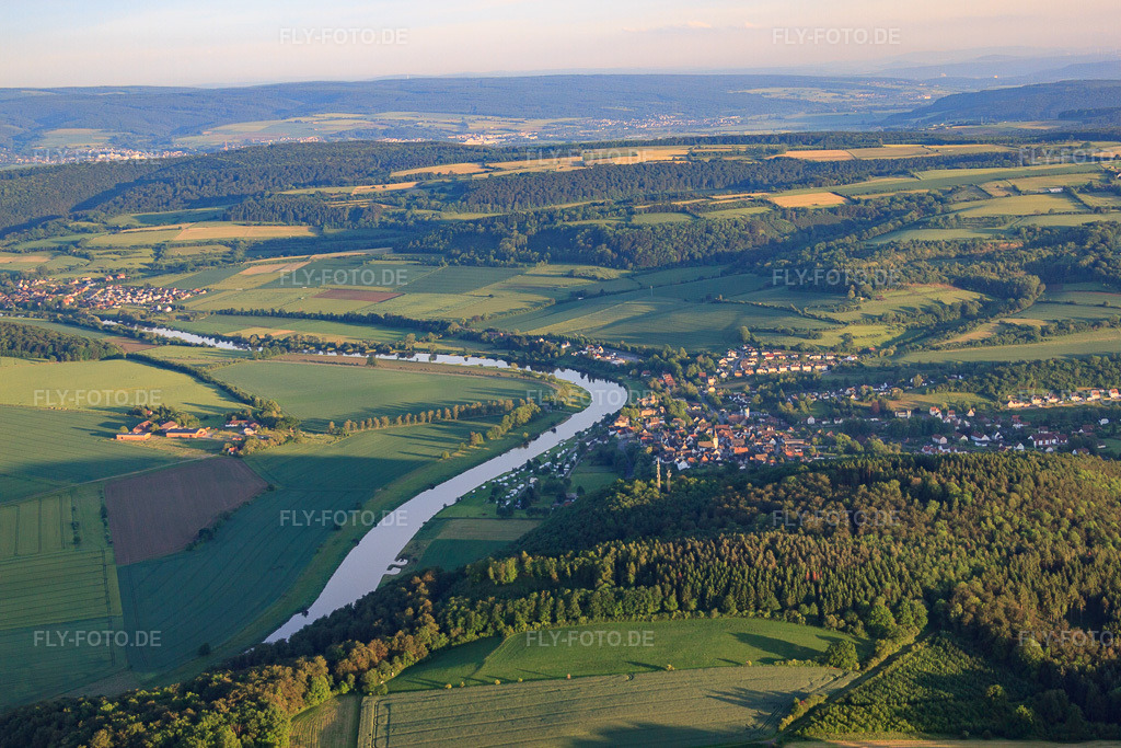 Luftbild: Dorf an den Fluß- Uferbereichen der Weser in Polle im Bundesland Niedersachsen in Deutschland. – Foto: IMG_65092.jpg vom 23.05.2014 durch Werner Riehm/FLY-FOTO.de – Auflösung des Originals: 4752 x 3168 px