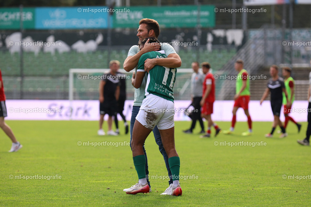 Fußball I Herren I Saison 2025/2026 I Regionalliga Nord I 10. Spieltag I VfB Lübeck - FSV Schöningen | Freude bei Guerino Capretti (Trainer, VfB Lübeck) und Ali Wissam Abu-Alfa (11, VfB Lübeck) nach dem Spiel - Realisiert mit Pictrs.com