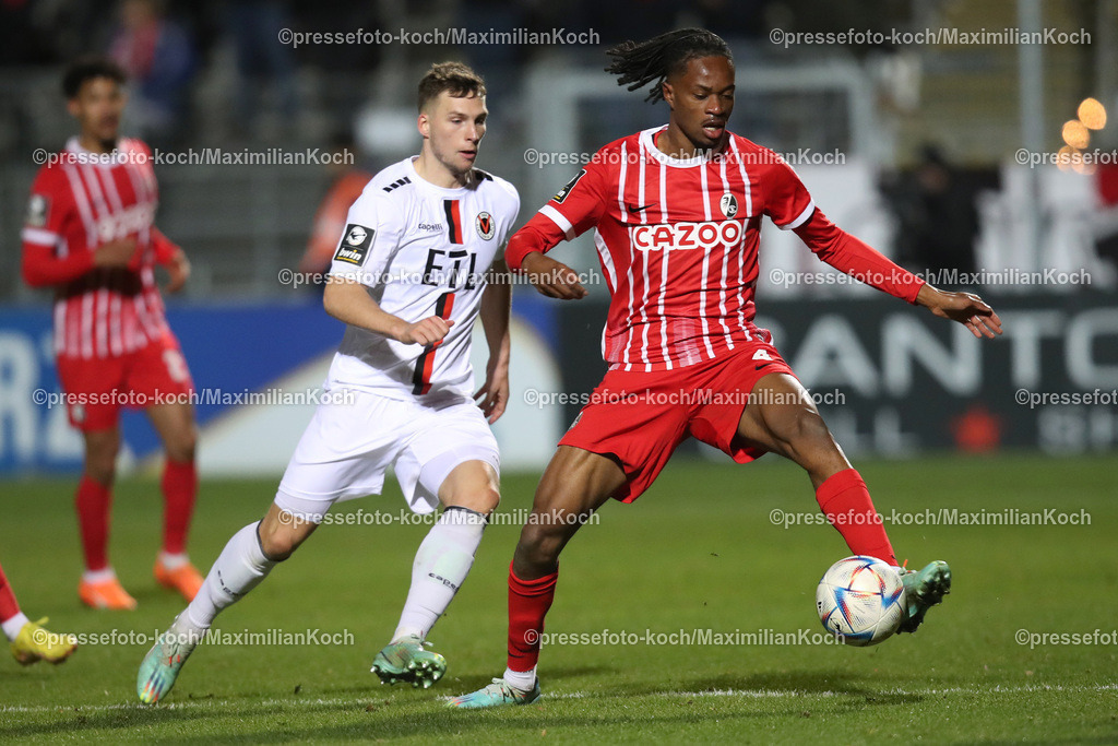 Koe3Liga27022301032 | 27.02.2023, Köln, Fußball, bwin 3. Liga Herren, Sportpark Höhenberg, 24. Spieltag, Saison 2022 2023, FC Viktoria Köln – SC Freiburg II: Jordy Makengo  von SC Freiburg II setzt sich im Zweikampf gegen Kölns Robin Meißner durch. DFB regulations prohibit any use of photographs as image sequences and or quasi-video.