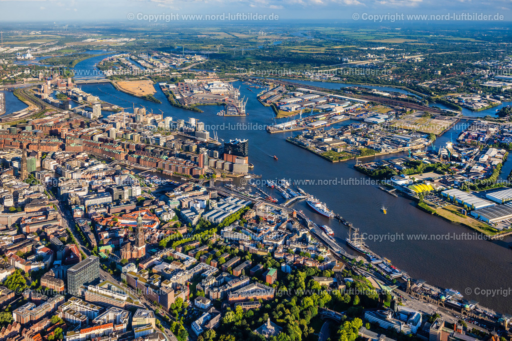 Hamburg_Mitte_Steinwerder_Hywax_ELS_2851090823 | HAMBURG 09.08.2023 Elbphilharmonie am Ufer der Elbe in Hamburg. Das Konzerthaus- Gebäude im Stadtteil Hamburg-HafenCity befindet sich am Ufer der Elbe der Hansestadt. // The Elbe Philharmonic Hall on the river bank of the Elbe in Hamburg. Foto: Martin Elsen