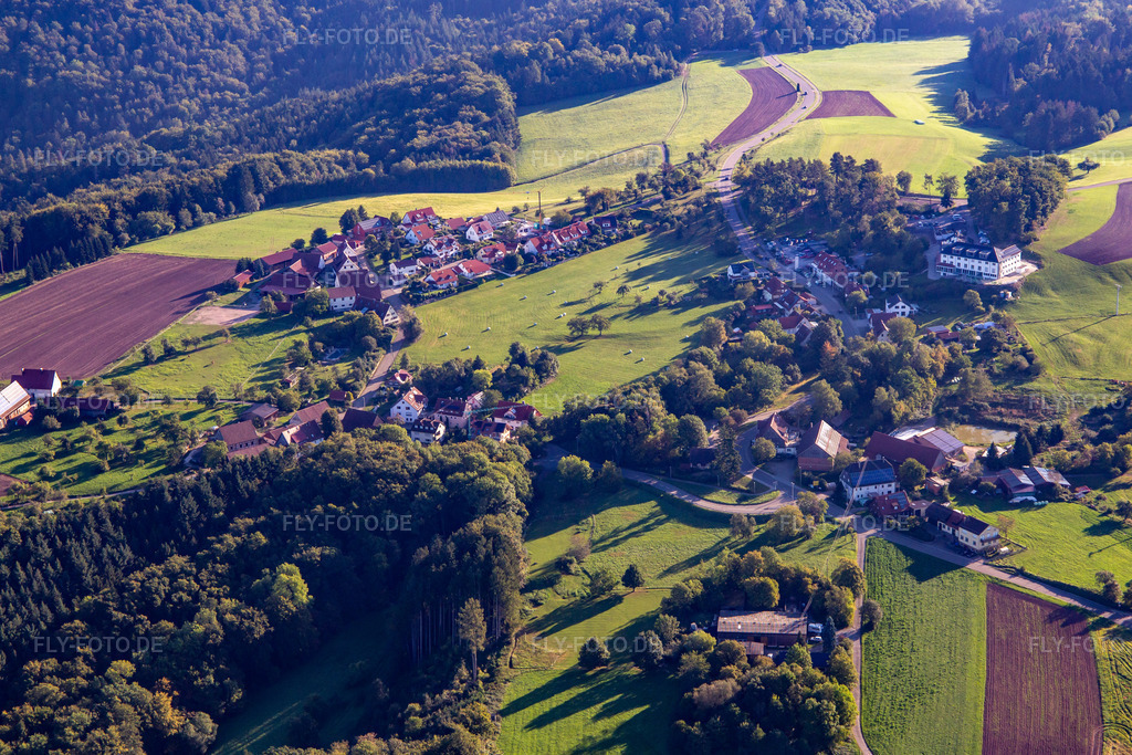 Luftbild: Dorfansicht von Westen mit Haus Lutzenberg eV im Ortsteil Lutzenberg in Althütte im Bundesland Baden-Württemberg in Deutschland.Foto: IMG_138578.jpg vom 16.09.2023 durch Werner Riehm/FLY-FOTO.de