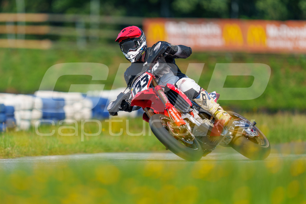 SuperMoto_Staatsmeisterschaft_Greinbach_317 | GRIPcapture steht für authentische Sportfotografie in Österreich – für Momente, die mehr sind als Geschwindigkeit oder Ergebnis. Es geht um Emotion, Spannung, Fokus und den Augenblick, der oft nur einen Wimpernschlag dauert.Ob Motorsport, Teamsport oder 