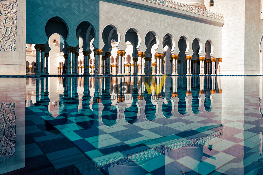 Wasserspiegelungen der Scheich Zayid Moschee--Abu Dhabi-II | Weiß und hell spiegeln sich die Marmorkuppeln der Scheich Zayid Moschee im Wasser. - Realisiert mit Pictrs.com