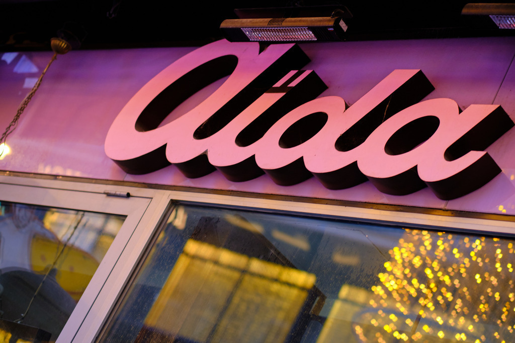 Schaufenster mit Aida Schriftzug | Wien, Austria - December 20, 2020: Schaufenster mit Aida Schriftzug. - Realisiert mit Pictrs.com