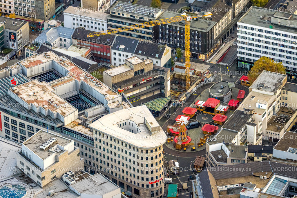Bochum231102732 | Luftbild, Aufbau von Buden, Stände und Hütten für den Weihnachtsmarkt auf dem Dr.-Ruer-Platz, Sparkasse Hauptverwaltung und Geschäftshäuser, Bustelle mit Neubau an der Huestraße, Gleisdreieck, Bochum, Ruhrgebiet, Nordrhein-Westfalen, Deutschland