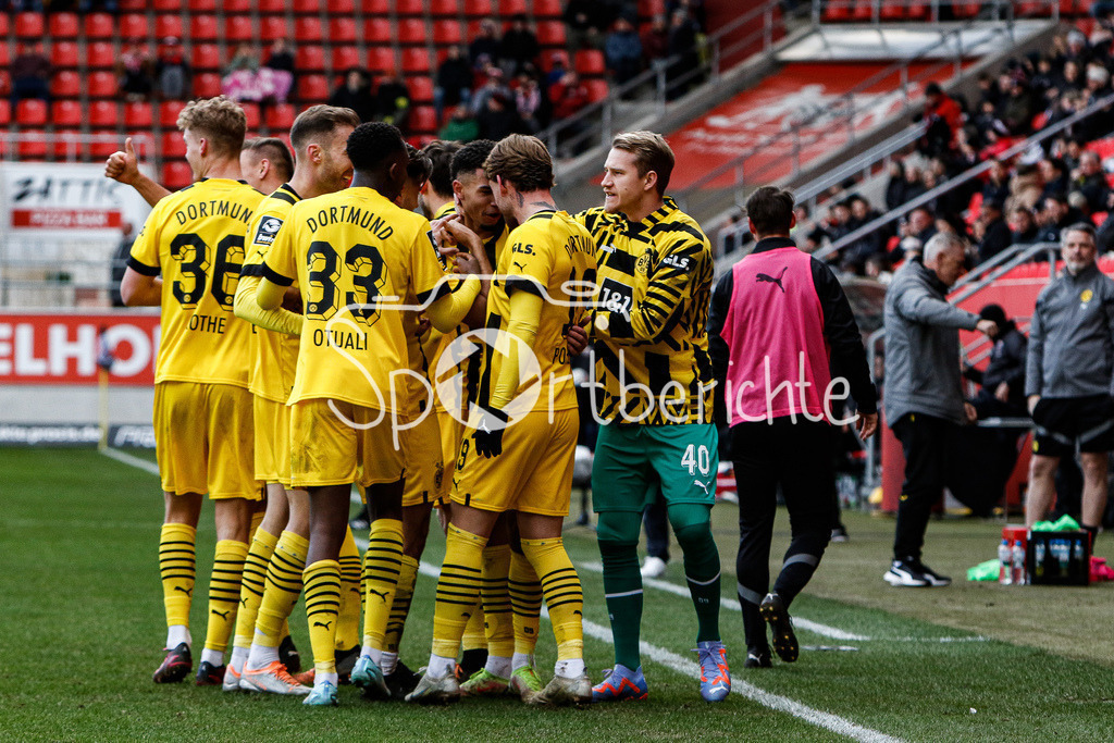 FC Ingolstadt - Borussia Dortmund Amateure | Erneut jubelt Dortmund - diesmal durch das 0-2, wieder durch Justin NJINMAH (BVB #11) / DFL REGULATIONS PROHIBIT ANY USE OF PHOTOGRAPHS AS IMAGE SEQUENCES AND/OR QUASI-VIDEO