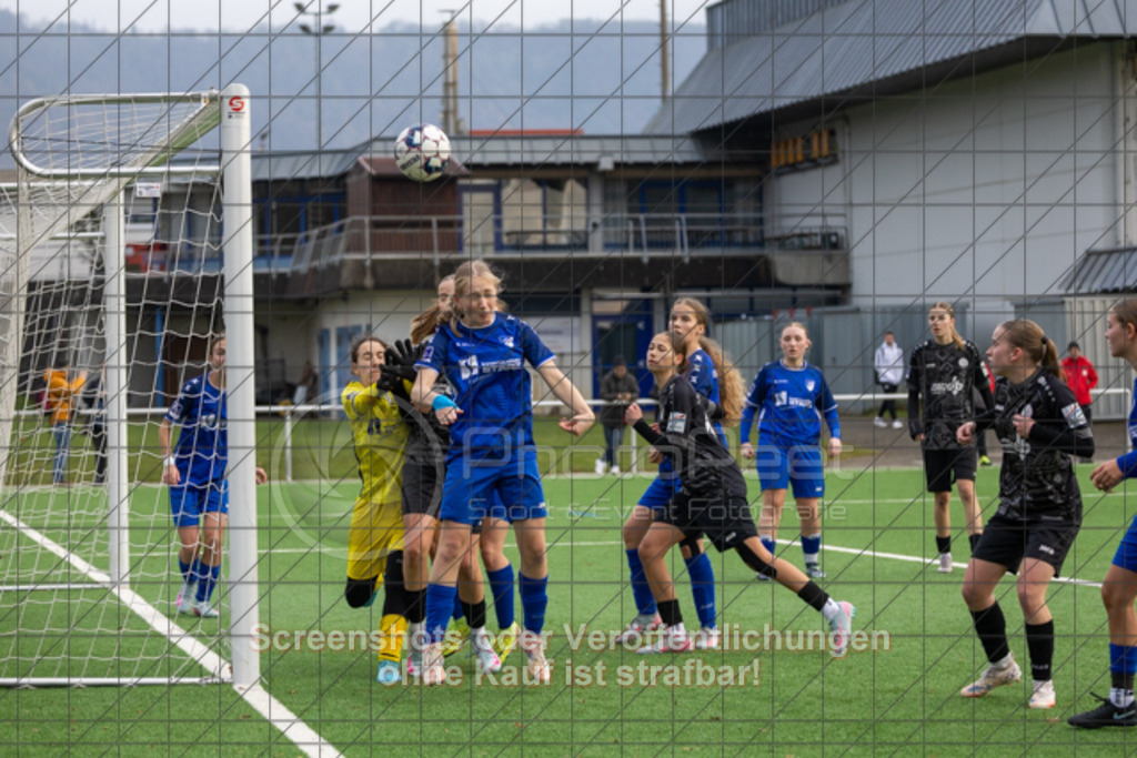 20251129_144334_0377 | #,1.FC Donzdorf (schwarz) vs. TSV Münchingen (blau), Fussball, EnBW-Oberliga B -Juniorinnen, 12. Spieltag, Saison 2025/2026, Kunstrasenplatz beim Lautertal Stadion, Süßener Straße 16, 73072 Donzdorf, 29.11.2025 - 14:00 Uhr,Foto: PhotoPeet-Sportfotografie/Peter Harich