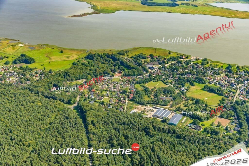 Neue Luftbildaufnahme der Stadt Born a. Darß - Das Luftbild wurde 2025 vom UL-Flugzeug heraus erstellt ( keine Drohnenaufnahme ) - Hochauflösende Luftaufnahme - für Wandbilder und großformatige Ausdrucke geeignet. Das besondere Geschenk!Hier alle&nbsp;Infos zur Lizenzierung der LuftaufnahmeWir fliegen auch dieses Jahr wieder in Ihre Region um Luftbilder zu erstellen.- Luftbild anfragen