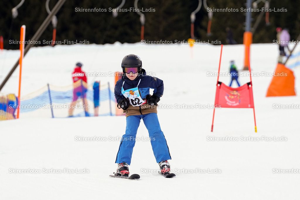 SRF_02.01.2026_0778 | Skirennfotos,Serfaus,Fiss,Ladis,Kinderskirennen,Winter,Tirol,Oberland,skirace,SFL,feelfree,weil wir's genießen,ski,Ski,skifahren,Sonnenplateau, - Realisiert mit Pictrs.com