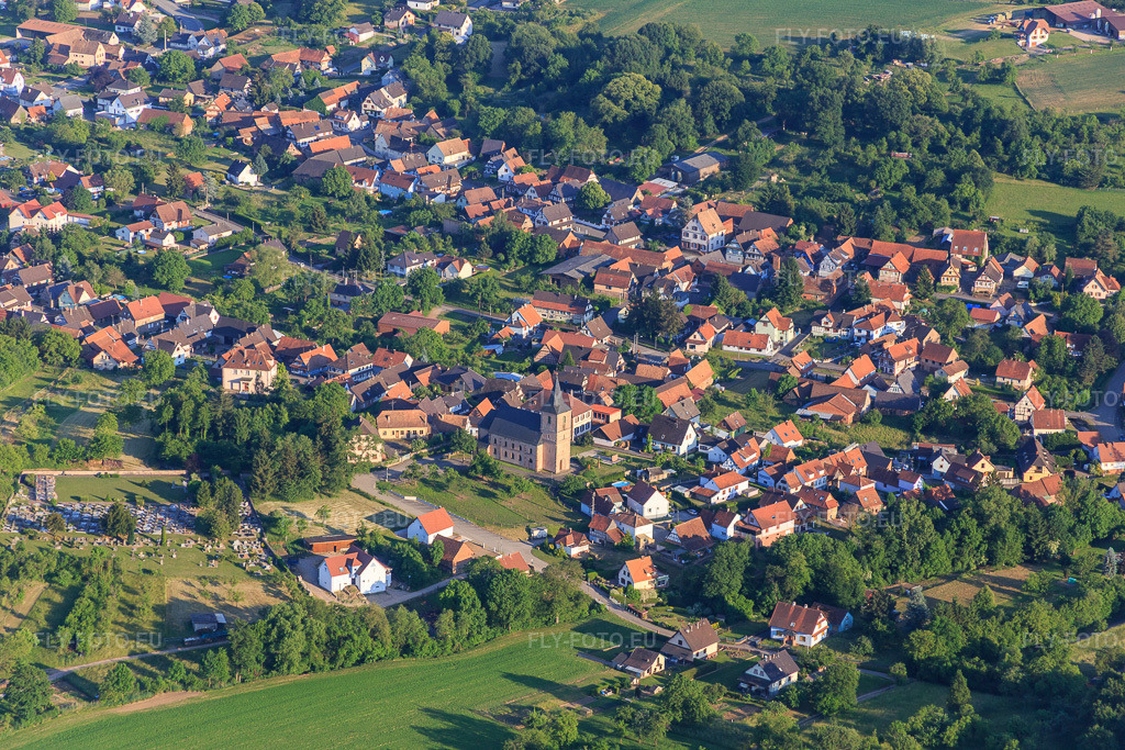 Vue aérienne: Cimetière et église vus du nord-ouest à Preuschdorf dans le département Bas Rhin, France – .Photo: IMG_080233.jpg prise le 05/06/2015 par Werner Riehm/FLY-FOTO.eu – Résolution de l'original: 5472 x 3648 px