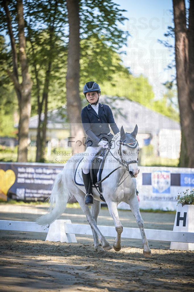 DOS_3871 | Entdecke hochwertige Reitturnierfotos von Foto Oger. Professionell, emotional und authentisch – jetzt Lieblingsmomente im Shop bestellen.Deutschlandweite Turnierfotografie. - Realisiert mit Pictrs.com