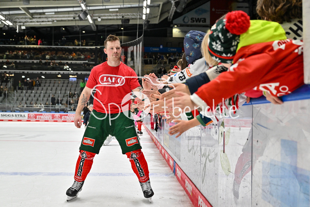 Augsburger Panther - Schwenninger Wild Wings | Die Augsburger Panther feiern zusammen mit den Fans dem Heimsieg gegen Schwenningen / DEL: Augsburger Panther - Schwenninger Wild Wings, Curt Frenzel Stadion am 02.02.2025 / Cody KUNYK (Augsburger Panther #20)