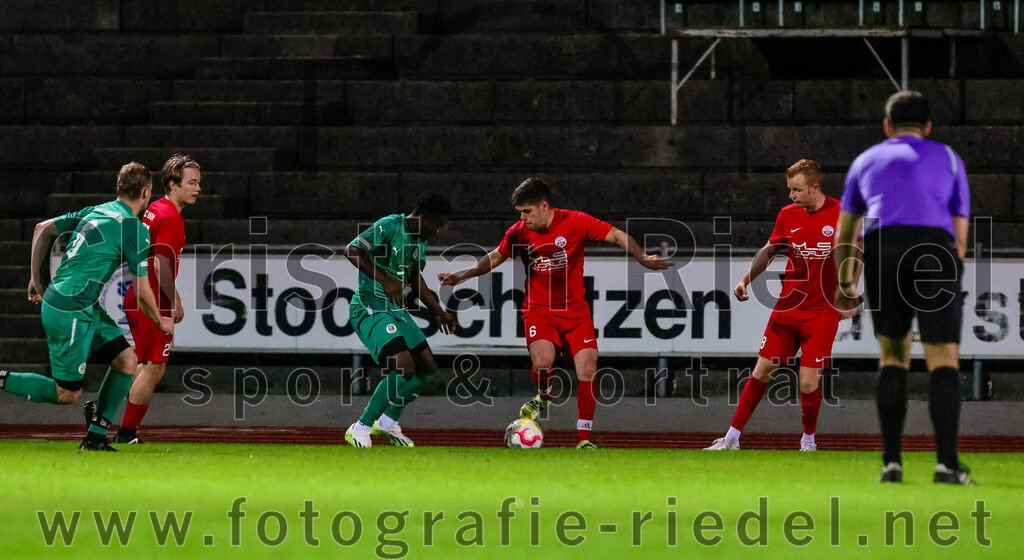 2023-09-01_081_SC_Baldham-Vaterstetten_gegen_TSV_1877_Ebersberg | Vaterstetten, Deutschland, 01.09.2023:
Fußball, Kreisliga 2023 / 2024, 3. Spieltag, SC Baldham-Vaterstetten gegen TSV 1877 Ebersberg, Ergebnis: 1:2

Lusilawo Kisungu (TSV 1877 Ebersberg, #12), Elsjan Duraj (SC Baldham-Vaterstetten, #6), Simon Laemmermeier (SC Baldham-Vaterstetten, #8)

Foto: Christian Riedel / fotografie-riedel.net