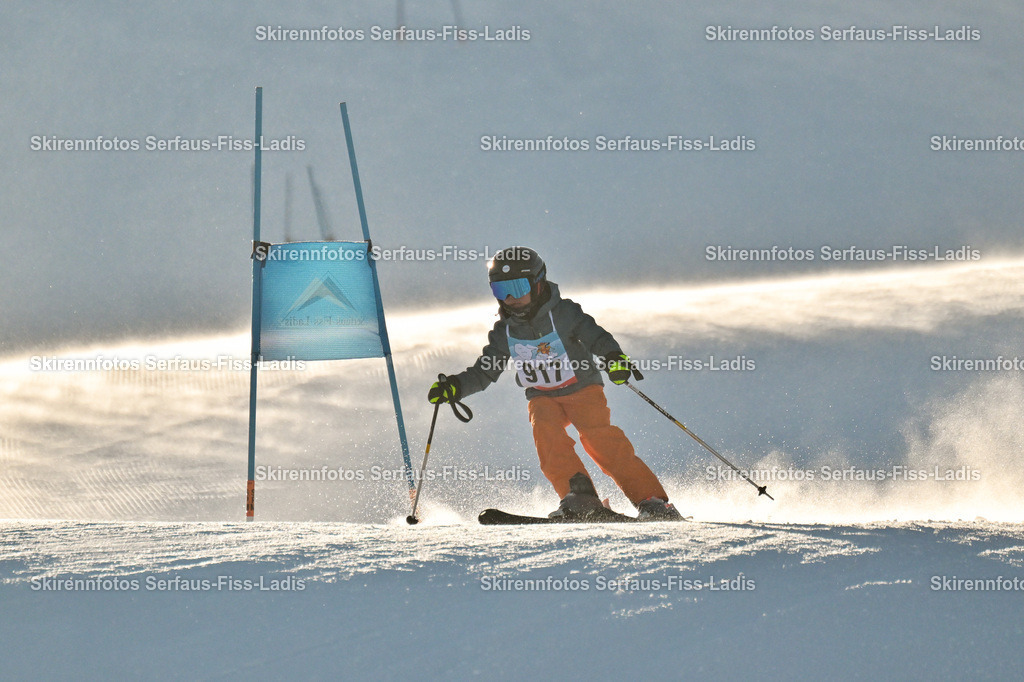 SRF_25.12.2025_0398 | Skirennfotos,Serfaus,Fiss,Ladis,Kinderskirennen,Winter,Tirol,Oberland,skirace,SFL,feelfree,weil wir's genießen,ski,Ski,skifahren,Sonnenplateau, - Realisiert mit Pictrs.com