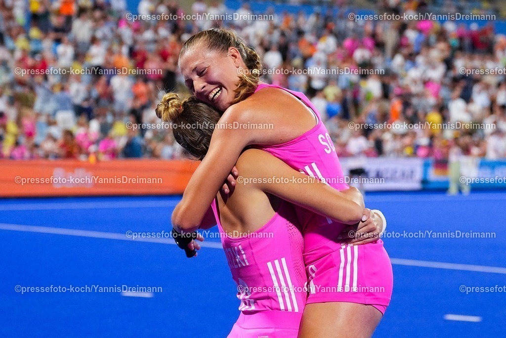 xydrx15082504095 | 15.08.2025, xydrx, Frauen EuroHockey Championship 2025, Halbfinale, Belgien - Deutschland, Sparkassenpark Mönchengladbach: Hanna Granitzki (GER #30) und Sophia Schwabe (GER #8) umarmen sich vor freude über den Finaleinzug