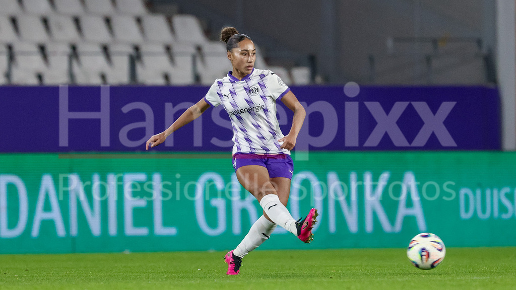 Fussball, Google Pixel Frauen-Bundesliga, SGS Essen - SV Werder Bremen | Vanessa Fürst (SGS Essen, 8) am Ball, Freisteller, Einzelbild, Ganzkörper, Aktion, Action, Spielszene, DIE DFB-RICHTLINIEN UNTERSAGEN JEGLICHE NUTZUNG VON FOTOS ALS SEQUENZBILDER UND/ODER VIDEOÄHNLICHE FOTOSTRECKEN. DFB REGULATIONS PROHIBIT ANY USE OF PHOTOGRAPHS AS IMAGE SEQUENCES AND/OR QUASI-VIDEO.