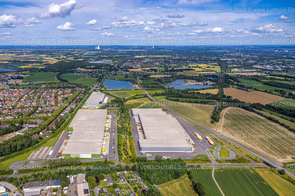 Kamp-Lintfort240705599 | Luftbild, duisport logport IV, Logistik Gewerbegebiet, E-Commerce-Unternehmen Chal-Tec Fulfillment GmbH, Poco Logistik Zentrum, Norddeutschlandstraße, Bohnen Logistik am Vinnmannsweg, Baggersee Frika Kies, Fernsicht und blauer Himmel mit Wolken, Lintfort, Kamp-Lintfort, Ruhrgebiet, Nordrhein-Westfalen, Deutschland