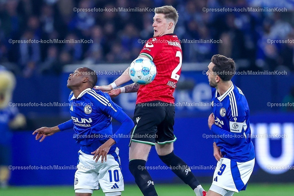 S0414032502150 | 14.03.2025, Fußball, FC Schalke 04 - Hannover 96, 2.. Fußball Bundesliga, 26. Spieltag, Veltins-Arena Gelsenkirchen, Saison 2024 2025: Josh Knight (Hannover96 #2) im Zweikampf gegen Pape Meissa Ba (Schalke04 #10) und Kenan Karaman (Schalke04 #19)DFB regulations prohibit any use of photographs as image sequences and or quasi-video.
