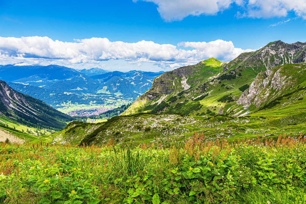 Blick vom Nebelhorn auf Oberstdorf und die Alpen | Blick vom Nebelhorn auf Oberstdorf und die Alpen.