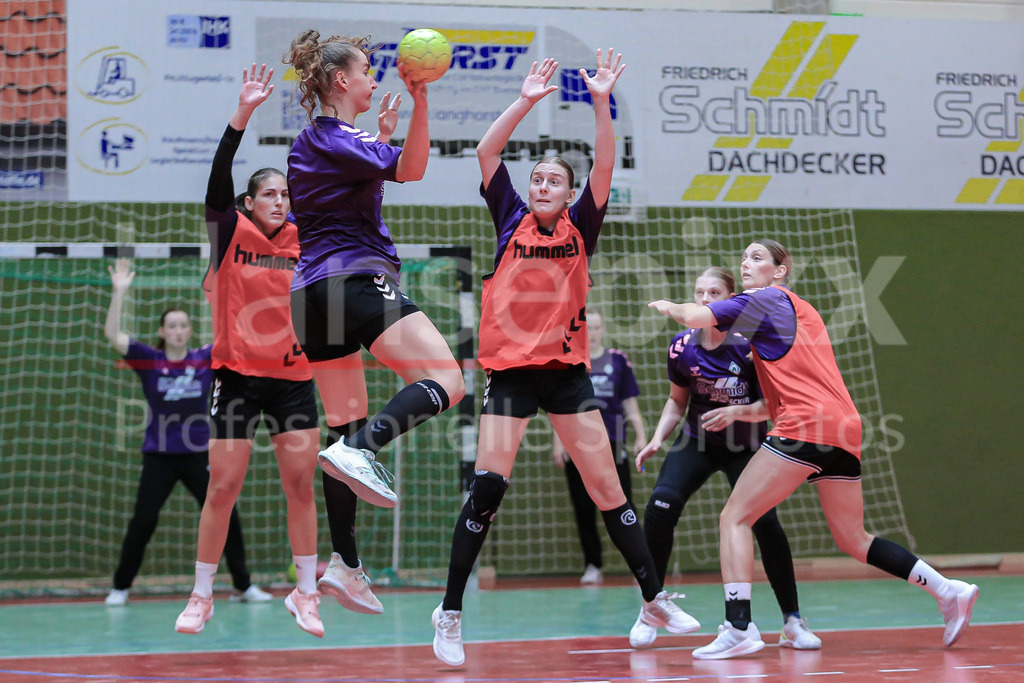 Handball, 2. Bundesliga Frauen, Training SV Werder Bremen | v.li.: Lara Niemann (SV Werder Bremen, 35) am Ball, Spielszene, Aktion, Action, Meike Becker (SV Werder Bremen, 17) mit dem Blockversuch, Spielszene, Aktion, Action