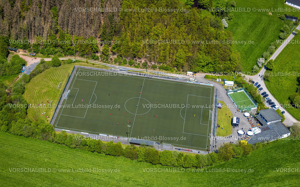Sundern230505032 | Luftbild, Sportplatz des SSV 1928 Allendorf mit Fußballspiel, Allendorf, Sundern, Sauerland, Nordrhein-Westfalen, Deutschland