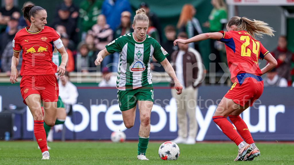 Fussball, Google Pixel Frauen-Bundesliga, SV Werder Bremen - RB Leipzig | v.li.: Zenia Mertens (RB Leipzig, 4), Elena Dhont (SV Werder Bremen, 31) und Nikoline Dudek (RB Leipzig, 24) im Zweikampf, Duell, Dynamik, Aktion, Action, Spielszene, DIE DFB-RICHTLINIEN UNTERSAGEN JEGLICHE NUTZUNG VON FOTOS ALS SEQUENZBILDER UND/ODER VIDEOÄHNLICHE FOTOSTRECKEN. DFB REGULATIONS PROHIBIT ANY USE OF PHOTOGRAPHS AS IMAGE SEQUENCES AND/OR QUASI-VIDEO.