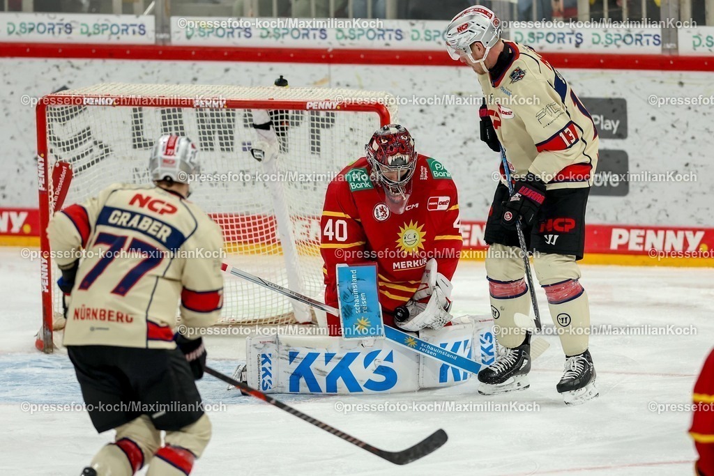 DEG02032501011 | 02.03.2025, Eishockey, Penny DEL, Düsseldorfer EG - Nürnberg Ice Tigers, PSD-BANK Dome: Goalie Henrik Haukeland (DEG #40) im Zweikampf gegen Will Graber (NIT #77) und Ryan Stoa (NIT #13) 