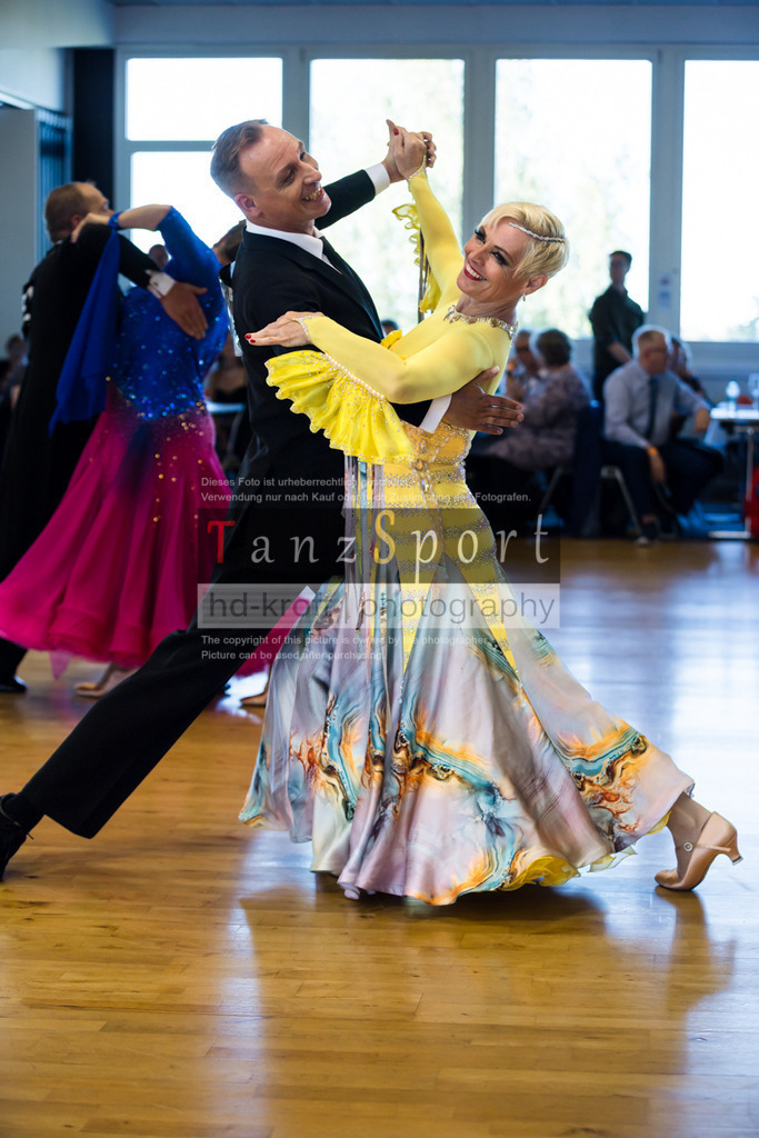 20250906_LM_By_Masters-III-S-Std_6324 | Tanzsportbilder, Standardtanz, Lateintanz, WDSF, DTV, LTVB, dancecomp, goc, hessen tanzt, blaues band der spree, walzer, tango, wiener walzer, slowfox, quickstepp, samba, rumba, cha-cha-cha, paso doble. jive, hd-kroft photography, turniertanzsport